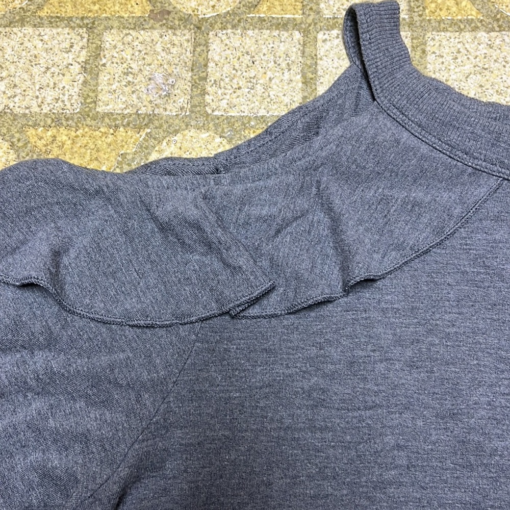 BNWOT Express cold shoulder gray top - Picture 5 of 14